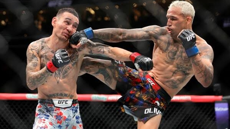 Max Holloway striking in UFC action ahead of welterweight debut
