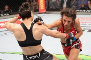 Zhang Weili and Joanna Jędrzejczyk during their UFC 248 Hall of Fame fight